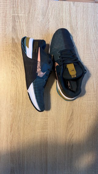 Nike Metcon 8 - Dorado y Turquesa