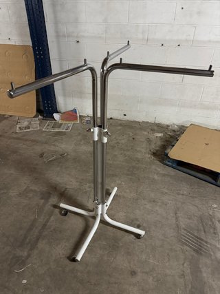 Perchero de Tienda con Ruedas