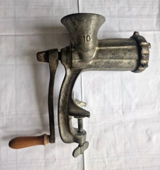 Picadora de carne antigua