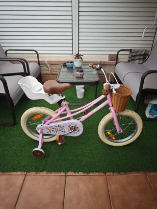Bicicleta infantil rosa con ruedines