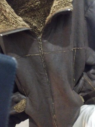 Chaqueta de cuero marrón y chaleco negro