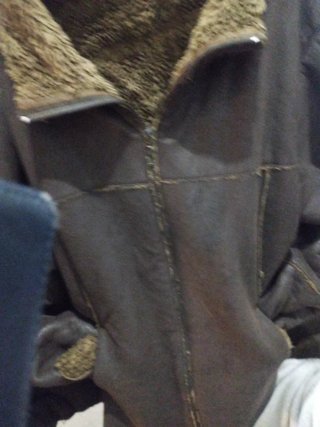 Chaqueta de cuero marrón y chaleco negro
