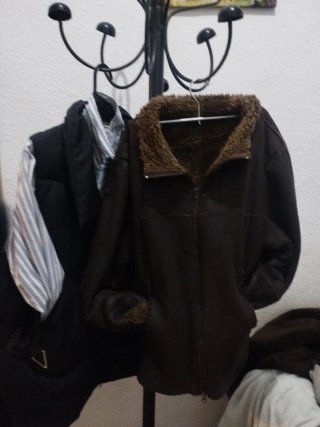 Chaqueta de cuero marrón y chaleco negro