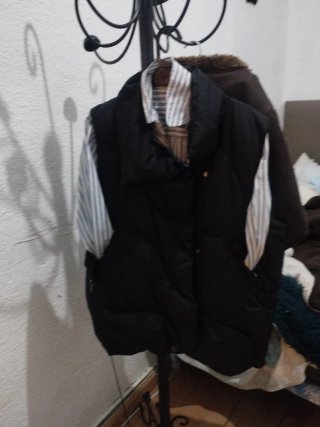 Chaqueta de cuero marrón y chaleco negro