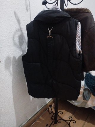 Chaqueta de cuero marrón y chaleco negro