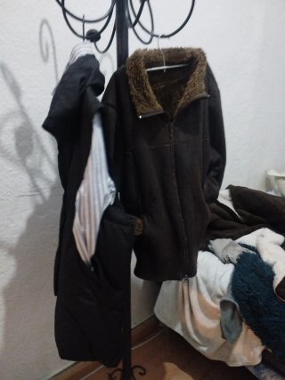 Chaqueta de cuero marrón y chaleco negro