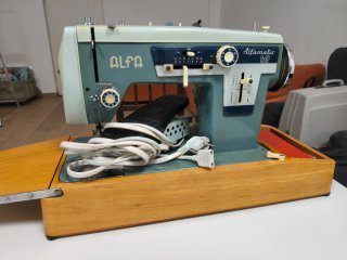 Máquina de coser eléctrica vintage