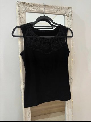 Camiseta de tirantes negra con pelitos por dentro