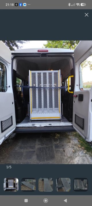 Rampa pieghevole per sedie a rotelle