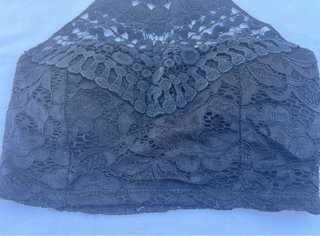 Top Curto Preto com Detalhe em Renda