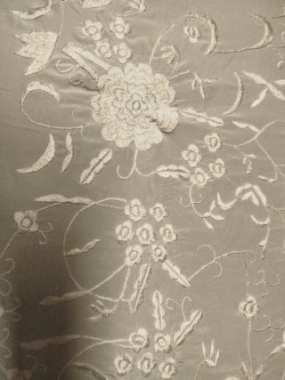 Mantón para traje regional en rayón bordado crudo.