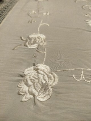 Mantón para traje regional en rayón bordado crudo.