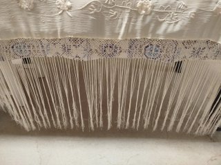 Mantón para traje regional en rayón bordado crudo.