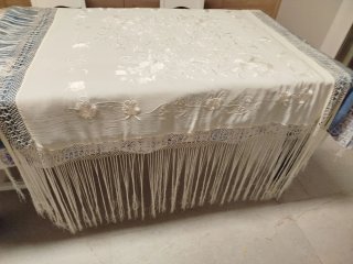 Mantón para traje regional en rayón bordado crudo.