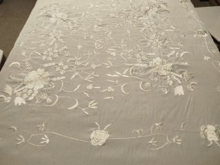 Mantón para traje regional en rayón bordado crudo.