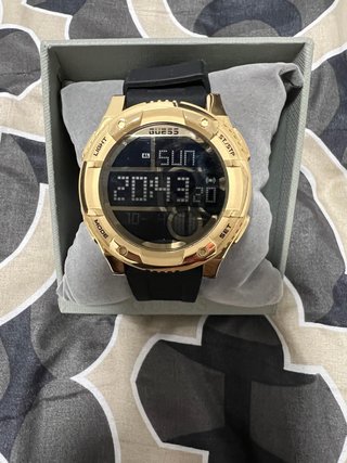 Reloj Guess Digital Dorado y Negro 666195489 rico.