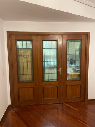 Puerta Triple de Madera con Vidriera