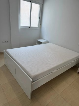 Cama, Colchón y 2 Mesitas de noche