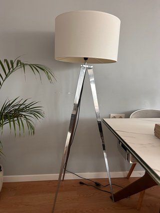 Lámpara Trípode Beige y Plateada
