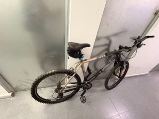 Bicicleta Decathlon 26 Negra y Beige Decathlon.