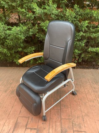 Sillón geriátrico reclinable con ruedas