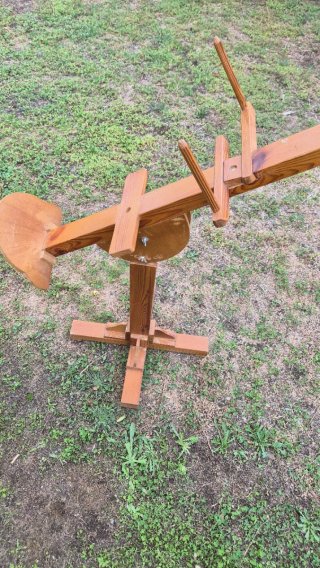 Soporte madera encaje de bolillos.