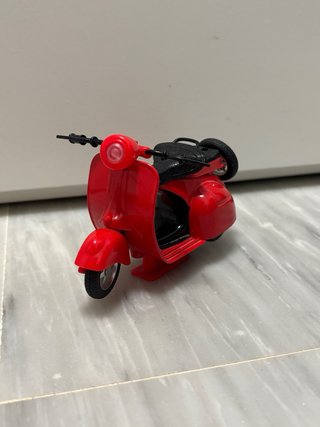 Miniatura moto vespa rossa