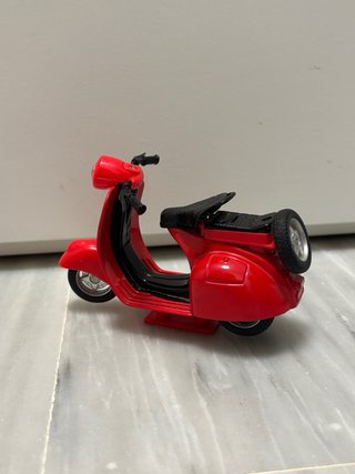 Miniatura moto vespa rossa