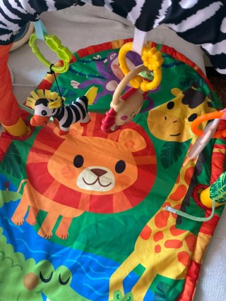 Gimnasio para bebés con juguetes