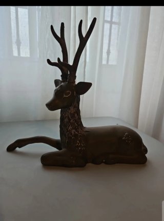 Figura ciervo bronce sentado
