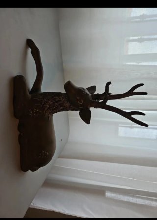 Figura ciervo bronce sentado