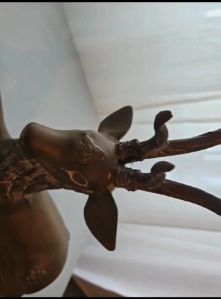 Figura ciervo bronce sentado