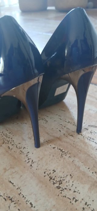 Zapatos de tacón azul y negro