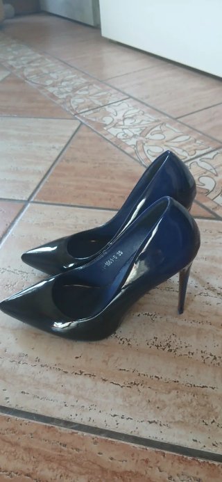 Zapatos de tacón azul y negro