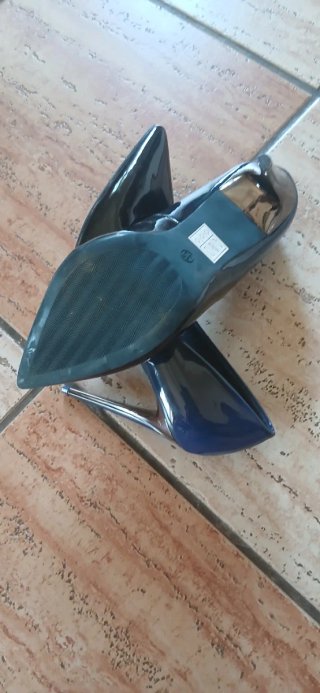 Zapatos de tacón azul y negro