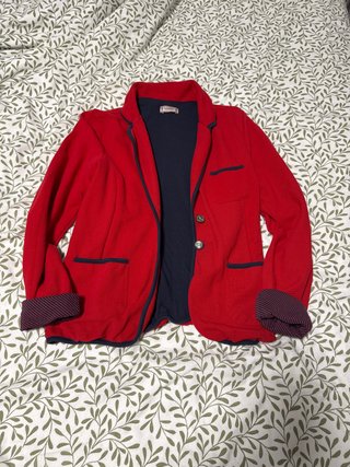 Blazer roja con detalles azul marino