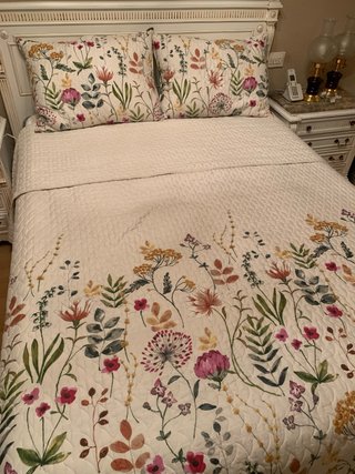 Colcha 150 cm ,cojines florales.