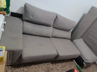 Sofá modular L de tela gris no tiene ni un año