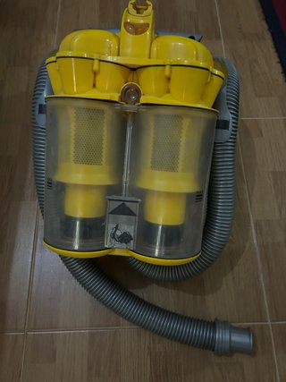 Aspiradora Dyson DC11. Funciona bien. Sin accesori