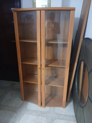 Mueble de salón de madera y cristal