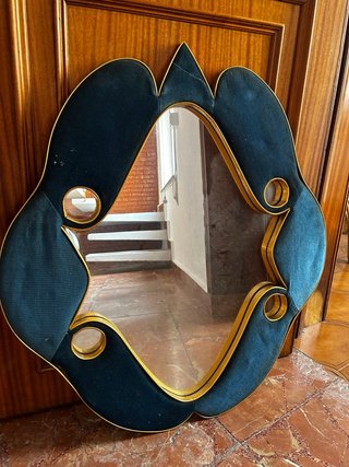 Espejo Decorativo con Marco de Terciopelo Azul.