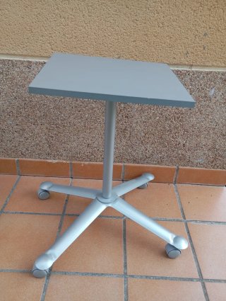 Mesa auxiliar regulable gris