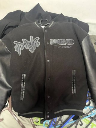 Chaqueta varsity negra mangas polipiel talla M