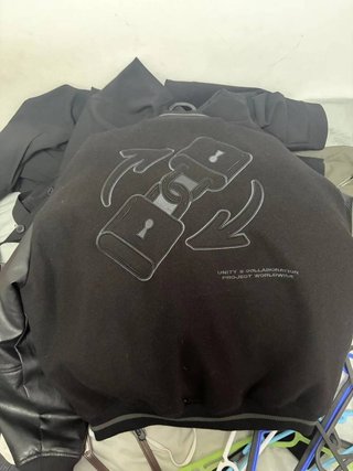 Chaqueta varsity negra mangas polipiel talla M