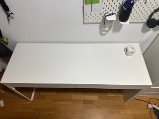 Escritorio blanco con 2 cajones