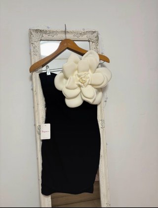 Vestido Negro con Flor Blanca
