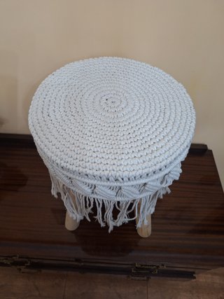 Taburete de Madera con Asiento de Macramé