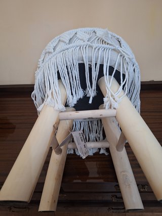 Taburete de Madera con Asiento de Macramé
