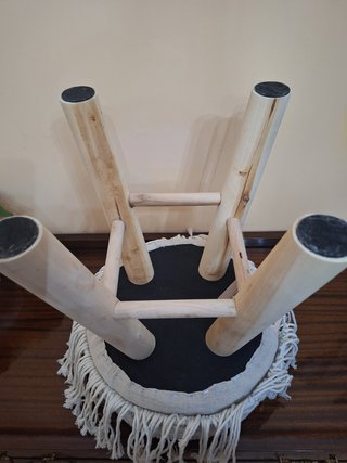 Taburete de Madera con Asiento de Macramé