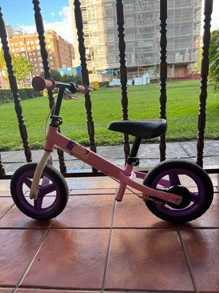 Bicicleta de equilibrio rosa